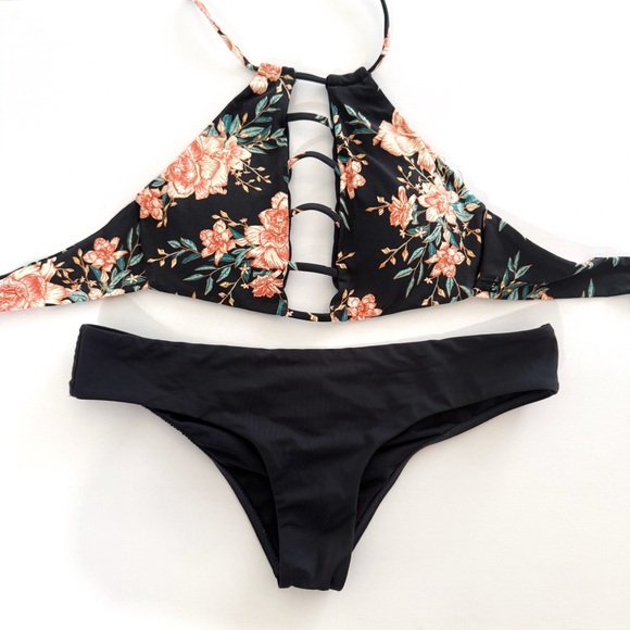 BILLABONG BLACK FLORAL PRINT STRAPPY OPEN CENTER HALTER TOP CINCHED BOTTOM SET - Picture 1 of 4